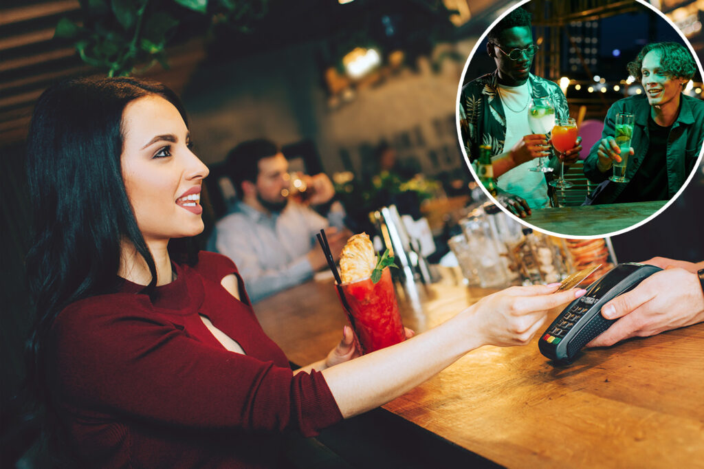 Z Z Enhancs waiters with this strange behavior: "Someone must besiege these people"